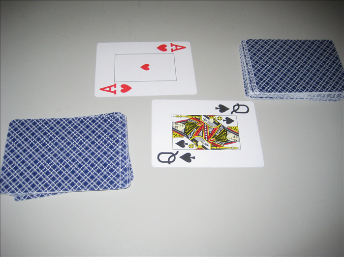 כל שחקן בתורו מוציא קלף ומניח אותו במרכז עם הפנים כלפי מעלה. השחקן שהוציא את הקלף הכי גבוה לוקח את כל הקלפים שנפתחו.