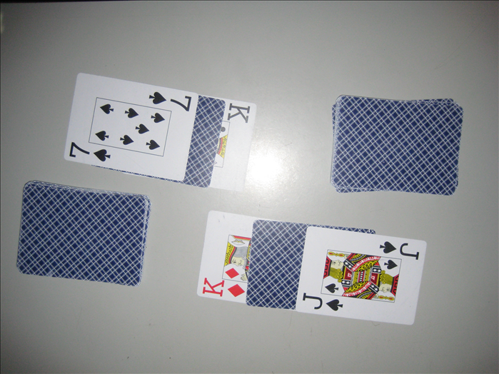 במידה ושני שחקנים מוציאים את אותו הקלף, לדוגמא: שחקן א' הוציא את  8 לב ושחקן ב' הוציא 8 תלתן. נוצר מצב של 'מלחמה'. במקרה כזה כל שחקן מניח על הקלף שלו עוד קלף עם הפנים למטה ומעליו קלף פתוח ומי שהוציא את הקלף הגבוה יותר לוקח את כל הקלפים. אפשר לשחק גם ששמים שלושה קלפים עם הפנים למטה במקום רק אחד.