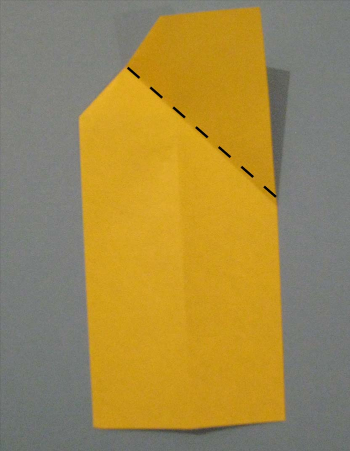 הפכו את הנייר וקפלו את הפינה הימנית העליונה לקצה השמאלי, משולש צבעוני יווצר בקצה העליון.