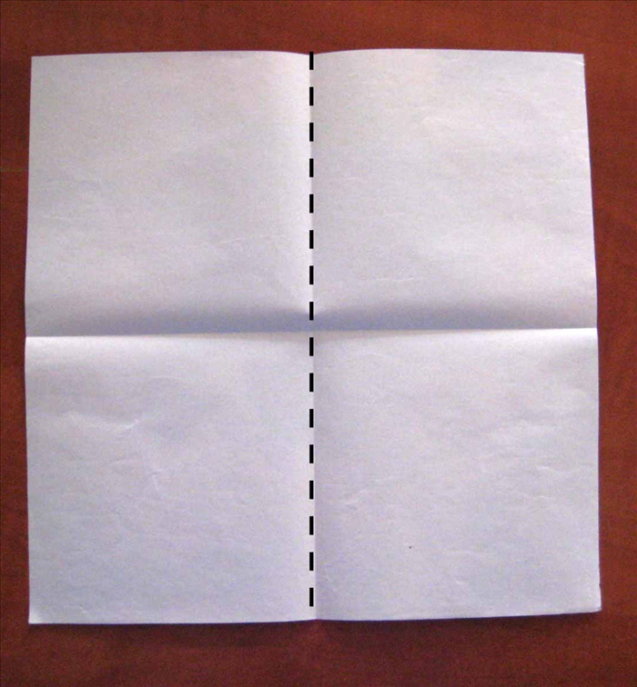 קפלו את הנייר בצורה מאונכת ופתחו את הקיפול.