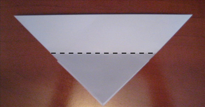 הפכו את הנייר וקפלו את הפינה כלפי מעלה כך שתעבור את החלק העליון.
ראו את התמונה הבאה בכדי לראות את התוצאה.