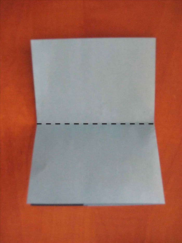 לאחר שקיפלתם את הנייר, סובבו את הנייר כך שהחלק הסגור יהיה בצד שמאל.
קפלו לחצי שוב (קפלו את החלק העליון כלפי מטה).