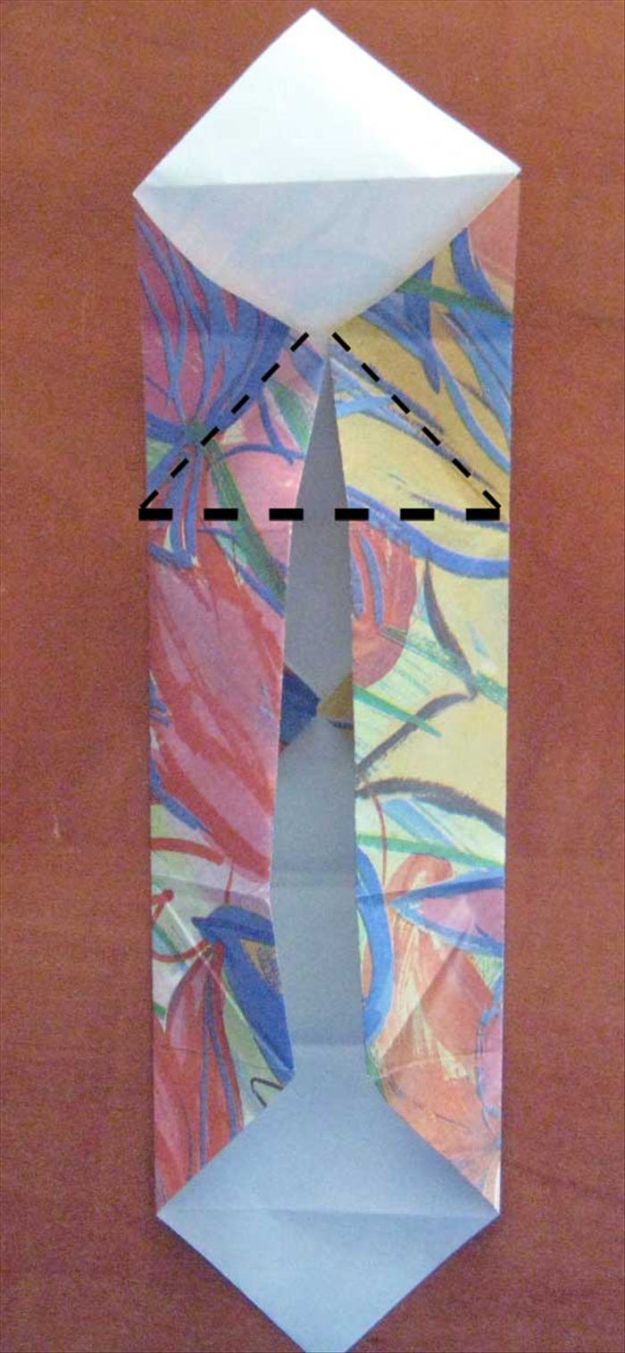 הרימ את ה'כנף' הימנית והשמאלית מהמרכז, באותו הזמן,  קפלו את הנייר המסומן בקו מאוזן בתמונה וולחצו  על הקווים האלכסונים שנוצרים.