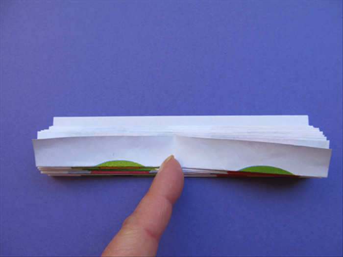 המשיכו לקפל את הנייר בצורת אקורדיון עד שתגיעו לקצה העליון.