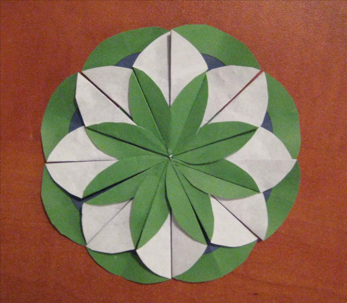 חומרים:
8 עיגולים זהים, עם צד אחד בצבע שונה מהצד השני.
דבק נייר.
עיגול אחד לבסיס.