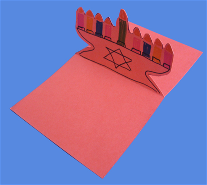חומרים להכנת כרטיס ברכה בצורת מנורה:
מלבן נייר ארוך - במדריך זה השתמשתי בנייר צבוע ועבה ½32 ס'מ על ½10 ס'מ.
מספריים.
דבק נייר.
טושים בצבעים שונים לקישוט.